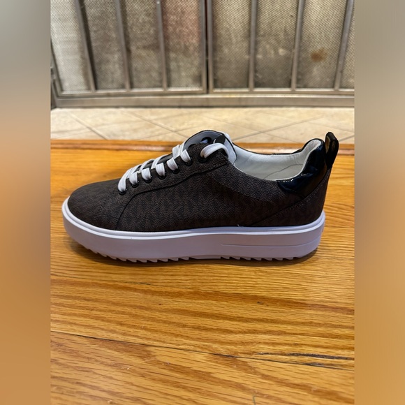 Pre-Owned Size 8W Michael Kors Brown Monogram Platform Sneakers - Picture 3 of 10